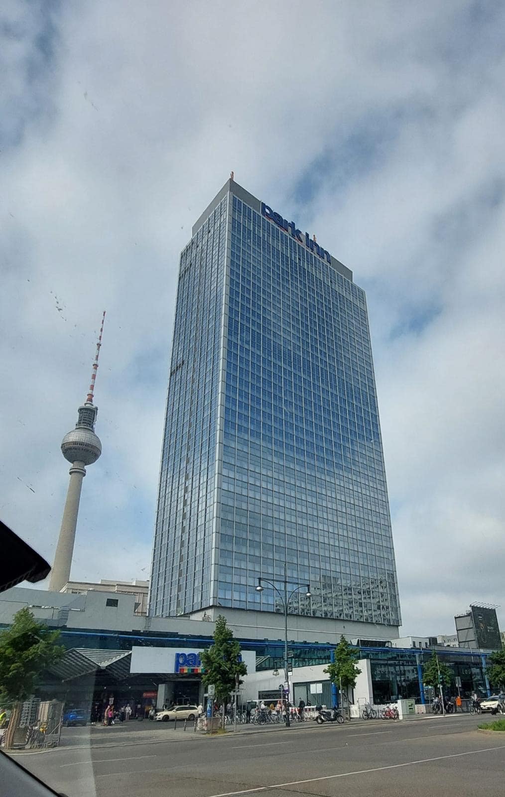 Mit Atemschutzgeräten das Parkinn Holtel am Alexanderplatz erstürmen. 39 Etagen 770 Stufen auf 110m Höhe